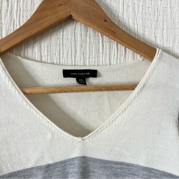 Ann Taylor Gray white charcoal color block v-neck merino wool sweater size XS - Picture 5 of 7